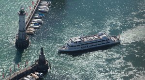 Schiff der Bodensee-Schifffahrts-Betriebe in der Lindauer Hafeneinfahrt © Achim Mende, LTK GmbH