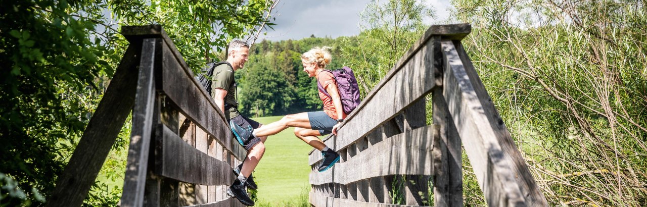 Wandertrilogie Allg&auml;u, Paar auf Br&uuml;cke - Wieseng&auml;nger bei Ottobeuren  &copy; Erika D&uuml;rr, Allg&auml;u GmbH