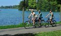 Radfahren am Bodensee mit Blick auf den See und drei Radlerinnen