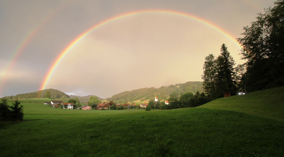 Grünenbach mit Regenbogen
