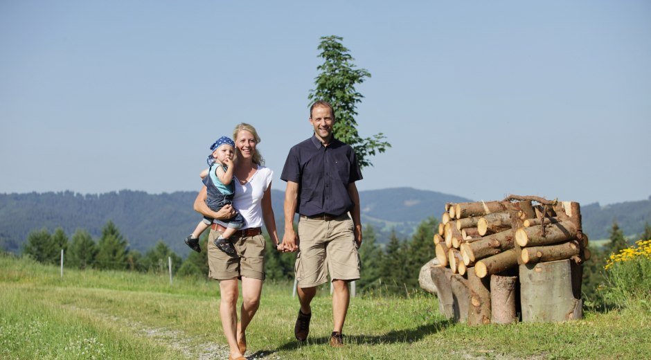 Familie mit Kindern unterwegs in den Westallgäuer Bergen