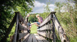 Wandertrilogie Allgäu, Paar auf Brücke - Wiesengänger bei Ottobeuren  © Erika Dürr, Allgäu GmbH