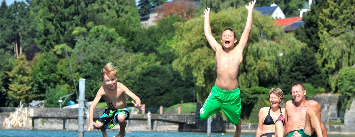Bodensee Kinder und Familie am Bodensee beim Reinspringen