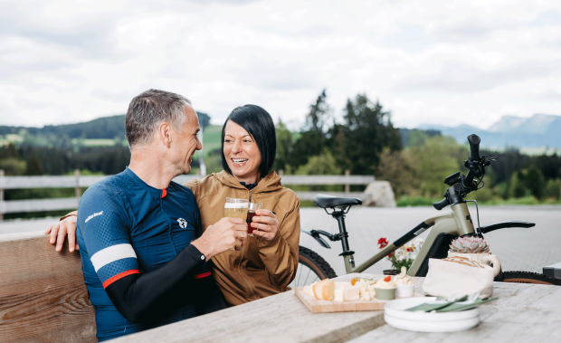 Entspannte Pause auf einer E-Bike Tour durchs Westallg&auml;u &copy; Allg&auml;uer K&auml;sestra&szlig;e e.V., Foto: Frederick Sams