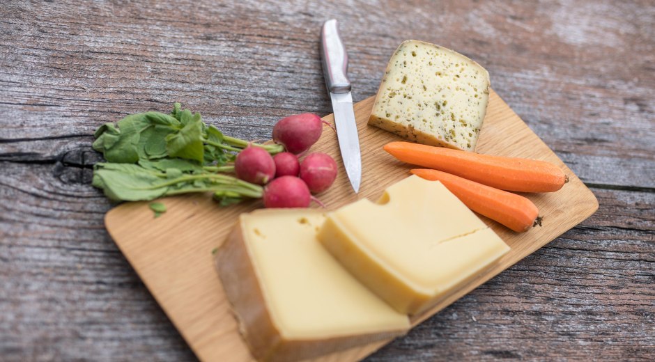 Brotzeit mit verschiedenen Allgäuer Käsesorten Brotzeit mit verschiedenen Allgäuer Käsesorten