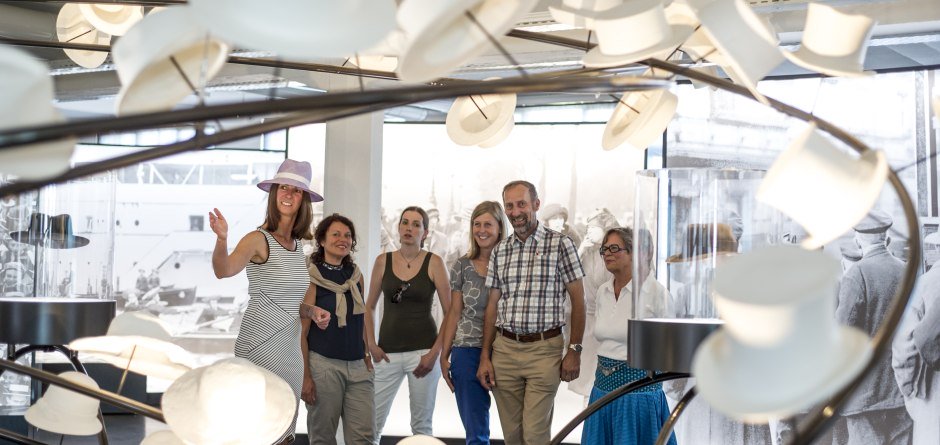 Jeden Sonntag im Monat finden öffentliche Führungen um 15.00 Uhr durch die Dauerausstellung des Hutmuseums statt. Jeden zweten Sonntag findet die Familienführung statt. Dauer ca. 70 min. Die Führung findet ab 5 Teilnehmern statt, max. 20 Personen pro Führung. © Dominik Berchtold Jeden Sonntag im Monat finden öffentliche Führungen um 15.00 Uhr durch die Dauerausstellung des Hutmuseums statt. Jeden zweten Sonntag findet die Familienführung statt. Dauer ca. 70 min. Die Führung findet ab 5 Teilnehmern statt, max. 20 Personen pro Führung. © Dominik Berchtold