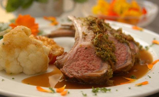 Genussregion Westallgäu kulinarische Spezialitäten Lamm mit Kartoffelpüree