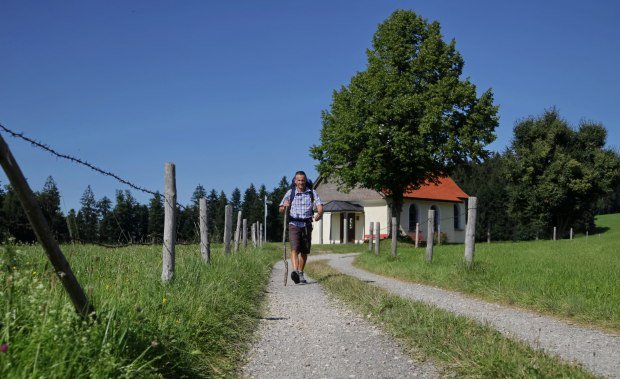 Samstagspilgern Pilger am Wanderweg mit Kapelle Samstagspilgern Pilger am Wanderweg mit Kapelle