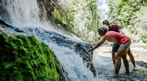 Wandertrilogie Allgäu Wasserläufer-Paar am Wasserfall bei Rettenberg © Erika Dürr, Allgäu GmbH