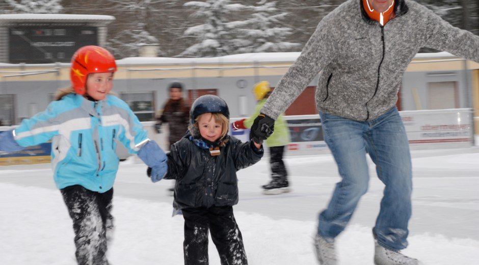 Eislaufen mit Kindern am Eislaufplatz in Lindenberg im Allgäu