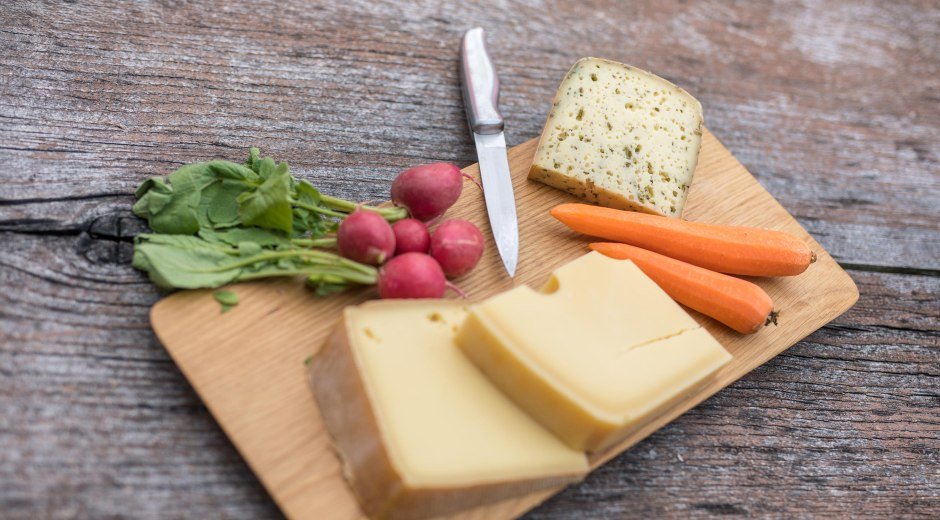 Brotzeit mit verschiedenen Allgäuer Käsesorten