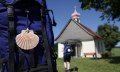 Kraftquelle Allgäu: Pilgern im Westallgäu, Bild mit Wanderer, Rucksack mit Jakobsmuschel und Kapelle.