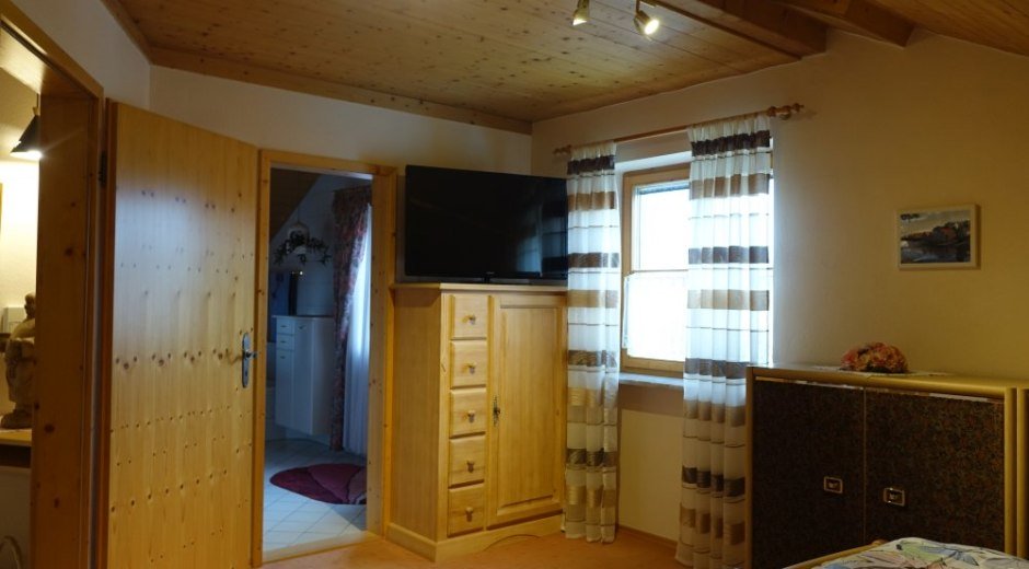 Blick auf TV und Badezimmer &copy; _changed => 10.01.2020 um 20:20 Uhr