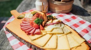 Allgäuer Vesperbrett mit Käse und Wurst