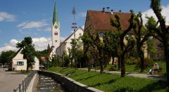Das idyllische Bild vor der Kirche in Weiler © Allgäu GmbH, Gesellschaft für Standort und Tourismus