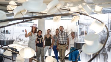 Jeden Sonntag im Monat finden öffentliche Führungen um 15.00 Uhr durch die Dauerausstellung des Hutmuseums statt. Jeden zweten Sonntag findet die Familienführung statt. Dauer ca. 70 min. Die Führung findet ab 5 Teilnehmern statt, max. 20 Personen pro Führung. © Dominik Berchtold