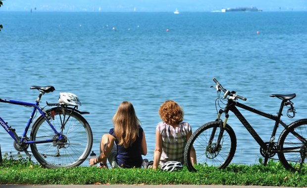 Panoramaradrunde Bodensee, Pause vom Fahrradfahren mit Blick auf den See Panoramaradrunde Bodensee, Pause vom Fahrradfahren mit Blick auf den See