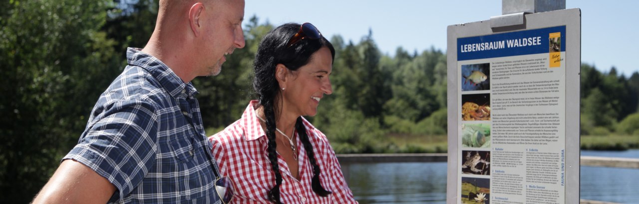 Westallg&auml;uer Wasserwege Wanderer an der Wandertafel am Waldsee in Lindenberg.