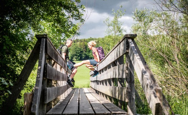 Wandertrilogie Allgäu, Paar auf Brücke - Wiesengänger bei Ottobeuren © Erika Dürr, Allgäu GmbH Wandertrilogie Allgäu, Paar auf Brücke - Wiesengänger bei Ottobeuren © Erika Dürr, Allgäu GmbH