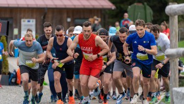 Eine Gruppe ambitionierter L&auml;ufer starten den Skywalk Lauf. &copy; Waldwelt Skywalk Allg&auml;u