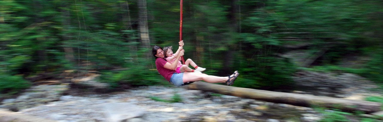 Abenteuerspielplatz mit Seilrutsche über die Hausbachklamm bei Oberreute