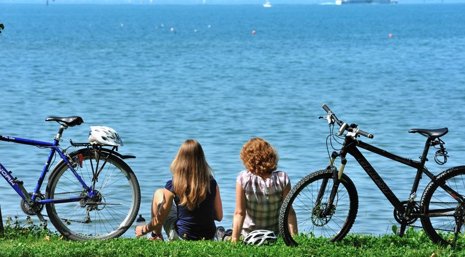 Panoramaradrunde Bodensee, Pause vom Fahrradfahren mit Blick auf den See