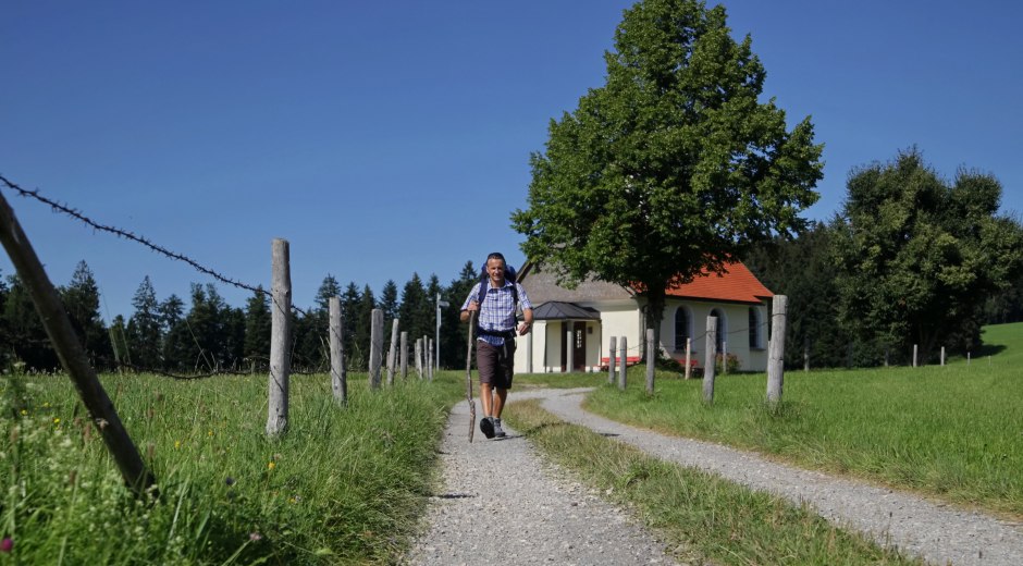 Samstagspilgern Pilger am Wanderweg mit Kapelle Samstagspilgern Pilger am Wanderweg mit Kapelle