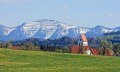 Gemeinde Hergatz im Westallgäu mit Blick auf den Hochgrat (Nagelfluhkette)