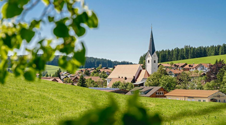 Blick auf Stiefenhofen mit Kirche