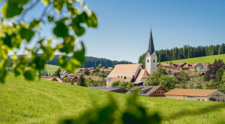 Blick auf Stiefenhofen mit Kirche