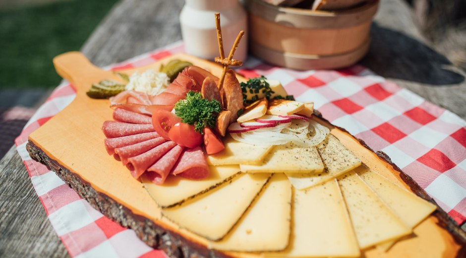 Allgäuer Vesperbrett mit Käse und Wurst Allgäuer Vesperbrett mit Käse und Wurst