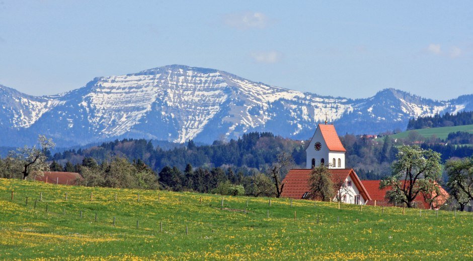 Gemeinde Hergatz im Westallgäu mit Blick auf den Hochgrat (Nagelfluhkette)