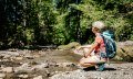 Wandertrilogie Allgäu Wasserläufer, Frau in Hocke vor Wasserfall bei Rettenbach  © Erika Dürr, Allgäu GmbH