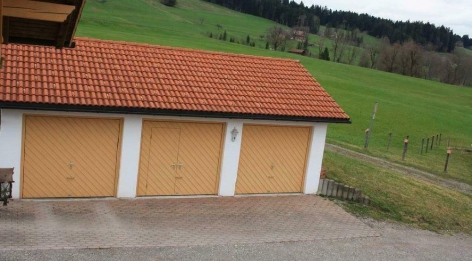 Blick auf Garage (Mittleres Tor gehoert zur Ferienwohnung) &copy; _changed => 10.01.2020 um 20:23 Uhr