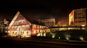 Braeustueble_Aussenansicht_bei_Nacht_Fotocredit_Henry_Linder_klein