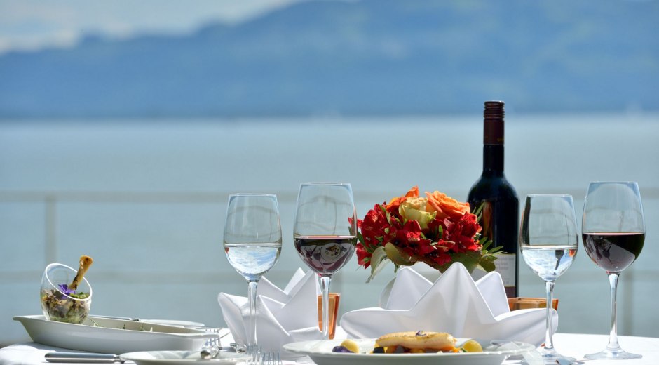 Genussherbst Bodensee gedeckter Tisch mit Blick auf den See Genussherbst Bodensee gedeckter Tisch mit Blick auf den See