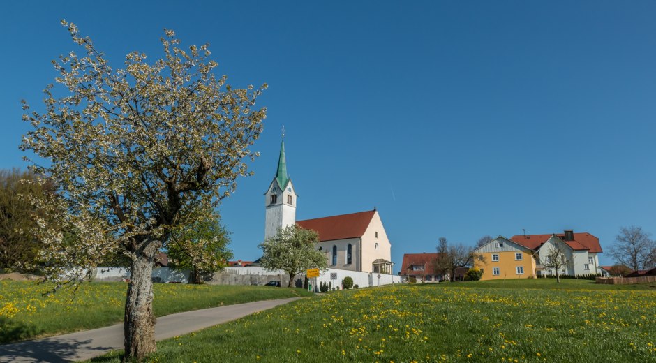 Gemeinde Opfenbach im Westallgäu mit Kirche Gemeinde Opfenbach im Westallgäu mit Kirche