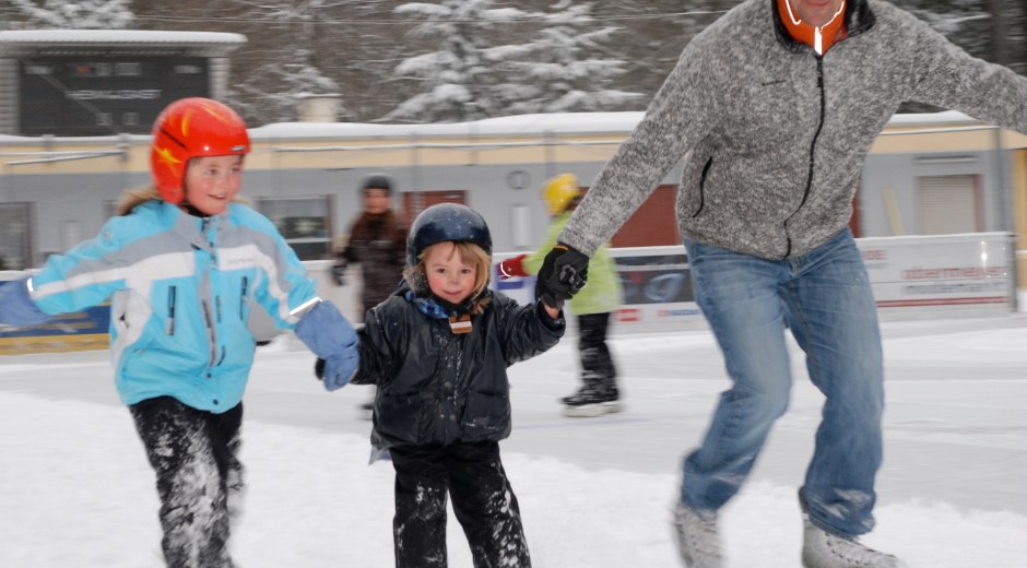 Eislaufen mit Kindern am Eislaufplatz in Lindenberg im Allg&auml;u