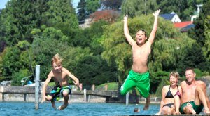 Bodensee Kinder und Familie am Bodensee beim Reinspringen