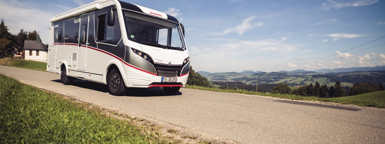 Fahrt mit dem Wohnmobil durchs h&uuml;gelige Westallg&auml;u &copy; Frederick Sams