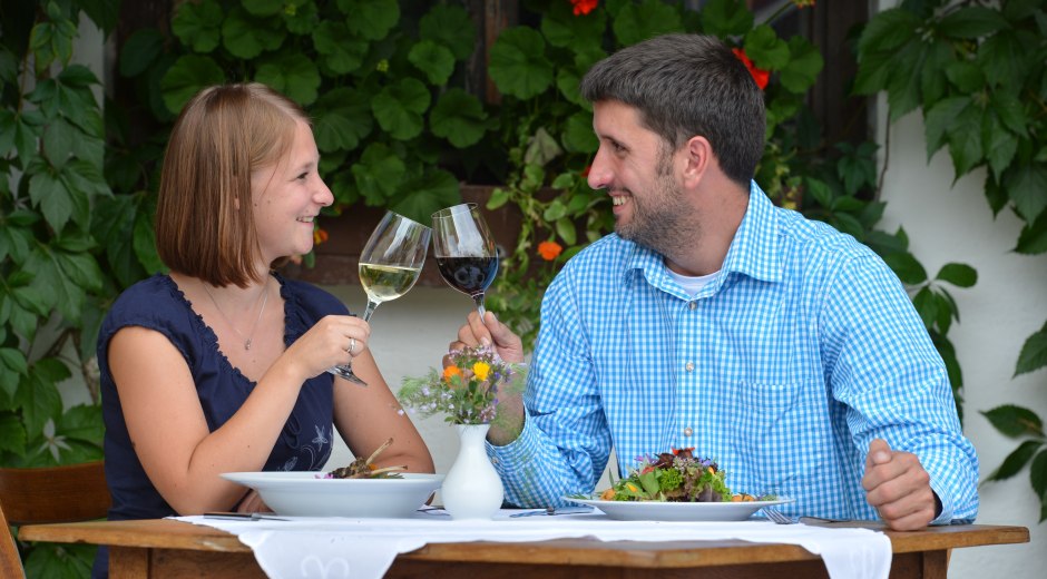 Genussregion Westallgäu Pärchen am Tisch mit Weingläsern Genussregion Westallgäu Pärchen am Tisch mit Weingläsern