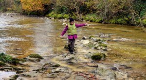 Westallgäuer Wasserwege Kind am Fluss