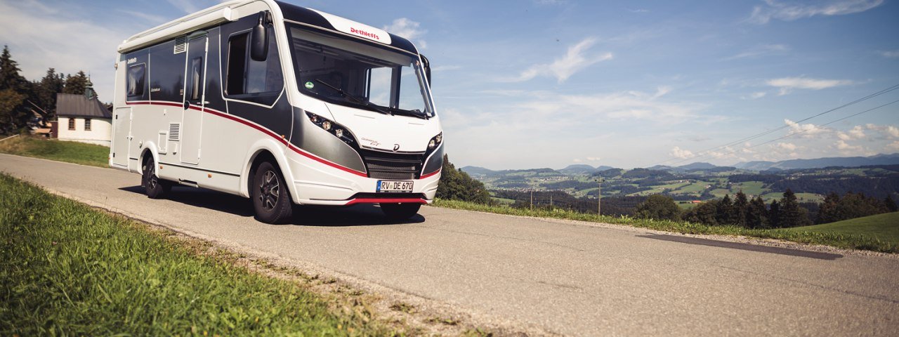 Fahrt mit dem Wohnmobil durchs hügelige Westallgäu © Frederick Sams