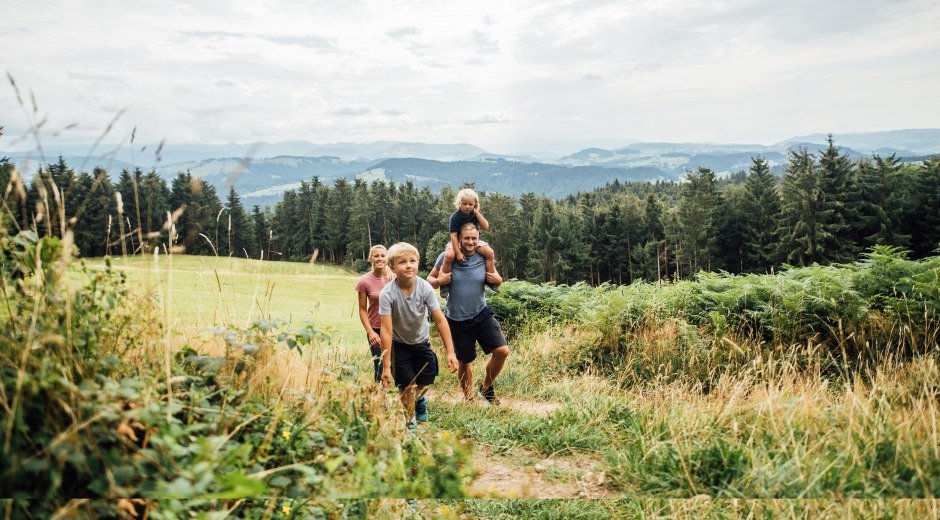 Im Westallgäu hat die ganze Familie Spaß während der Wanderung