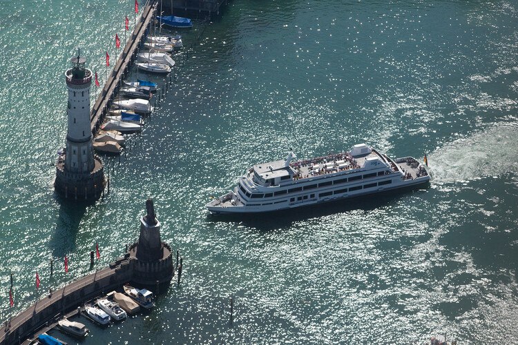 Schiff der Bodensee-Schifffahrts-Betriebe in der Lindauer Hafeneinfahrt © Achim Mende, LTK GmbH Schiff der Bodensee-Schifffahrts-Betriebe in der Lindauer Hafeneinfahrt © Achim Mende, LTK GmbH
