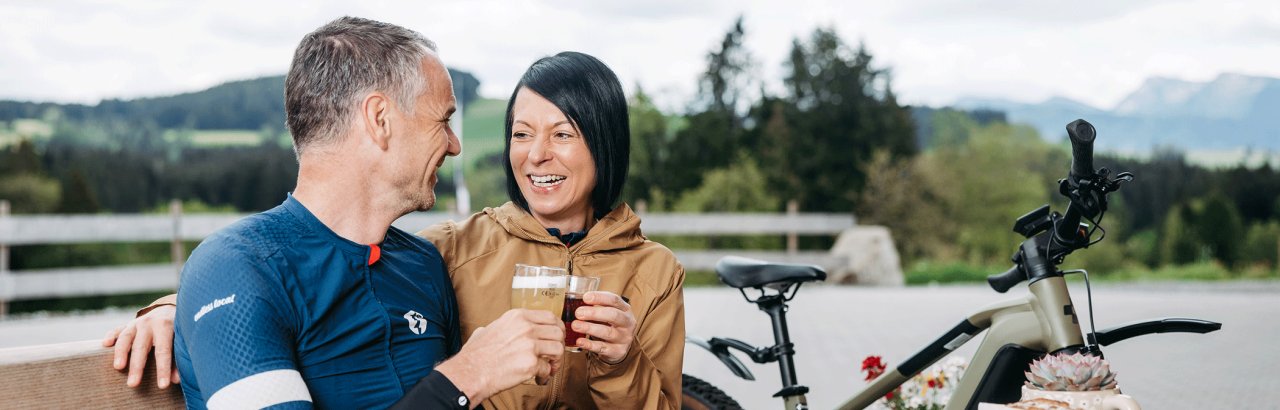 Entspannte Pause auf einer E-Bike Tour durchs Westallg&auml;u &copy; Allg&auml;uer K&auml;sestra&szlig;e e.V., Foto: Frederick Sams