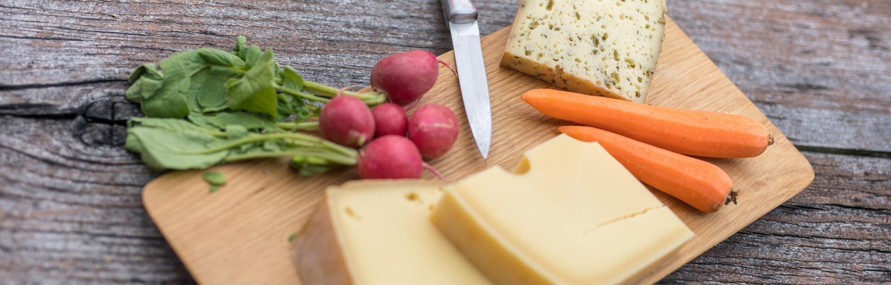 Brotzeit mit verschiedenen Allg&auml;uer K&auml;sesorten