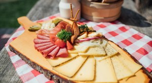 Allg&auml;uer Vesperbrett mit K&auml;se und Wurst