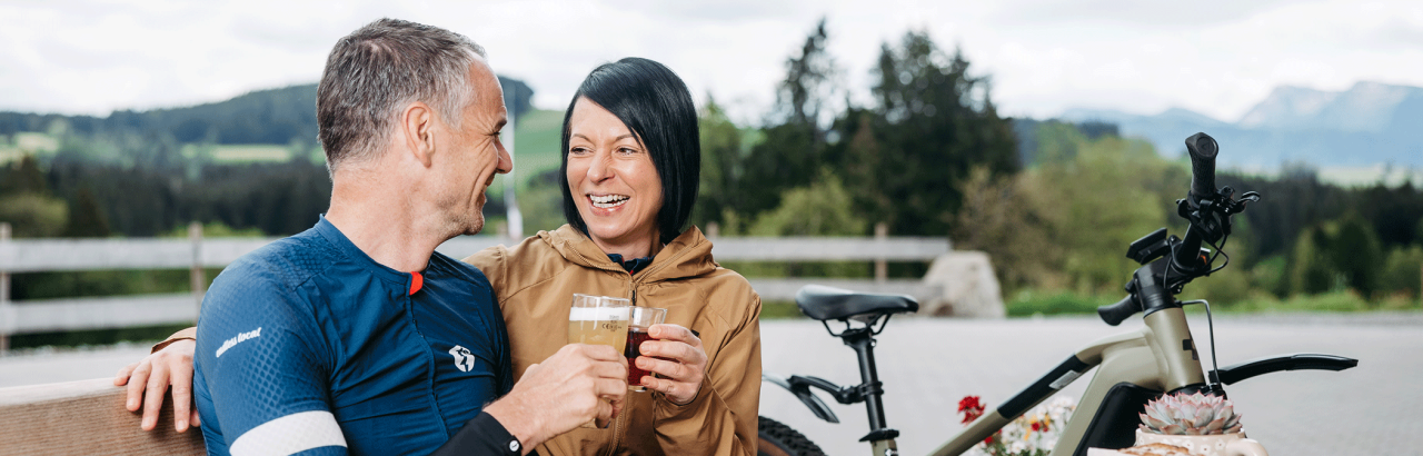 Entspannte Pause auf einer E-Bike Tour durchs Westallgäu © Allgäuer Käsestraße e.V., Foto: Frederick Sams Entspannte Pause auf einer E-Bike Tour durchs Westallgäu © Allgäuer Käsestraße e.V., Foto: Frederick Sams