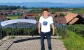 Avatar Max aus der FacettenReich-App steht vor Panoramablick